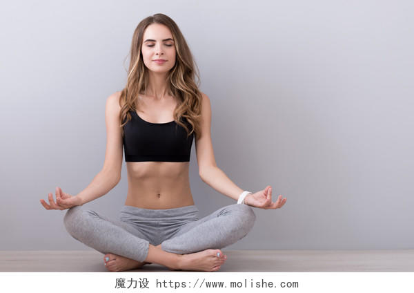 女人坐在地板上愉快轻松的练习瑜伽放松产后瑜伽产后瑜伽